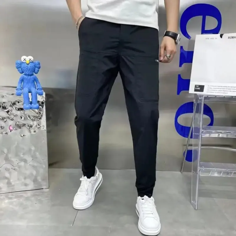Comfortable cargo pants with great storage capacity 