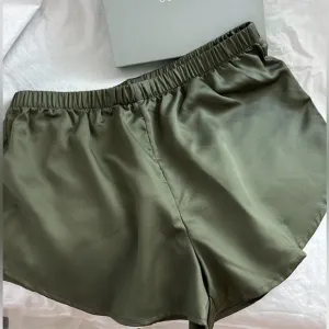 Ettitude Sateen Shortie Moss Sz S