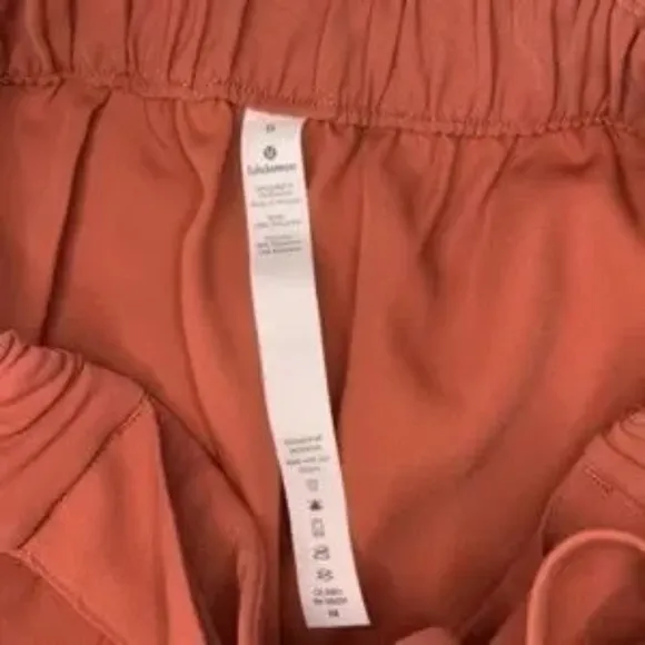 Lululemon Noir Short 5.5&quot; Rustic Clay Size 6 With Pockets and Tie at Waist