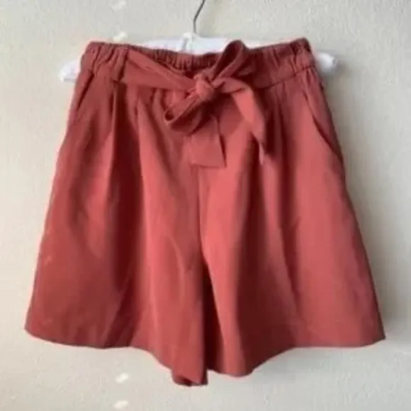 Lululemon Noir Short 5.5&quot; Rustic Clay Size 6 With Pockets and Tie at Waist