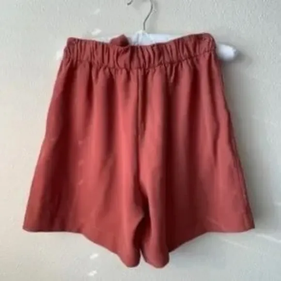 Lululemon Noir Short 5.5&quot; Rustic Clay Size 6 With Pockets and Tie at Waist